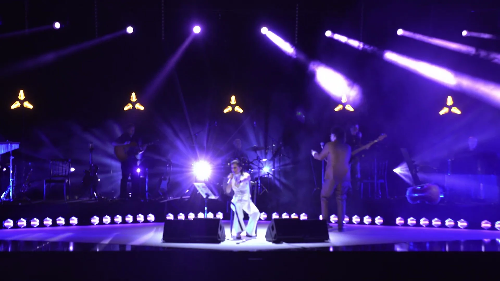 Finalmente Elsa — Elsa Lila — Concert stage wide with violet beams and performer; real 1080p performance frame.