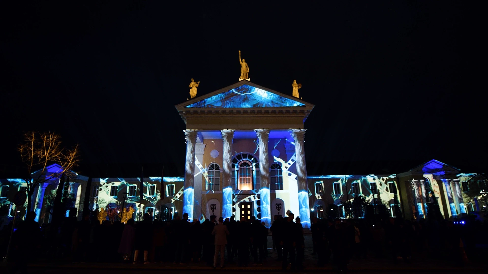 Kinostudio — inauguration — Luminous sculptural columns