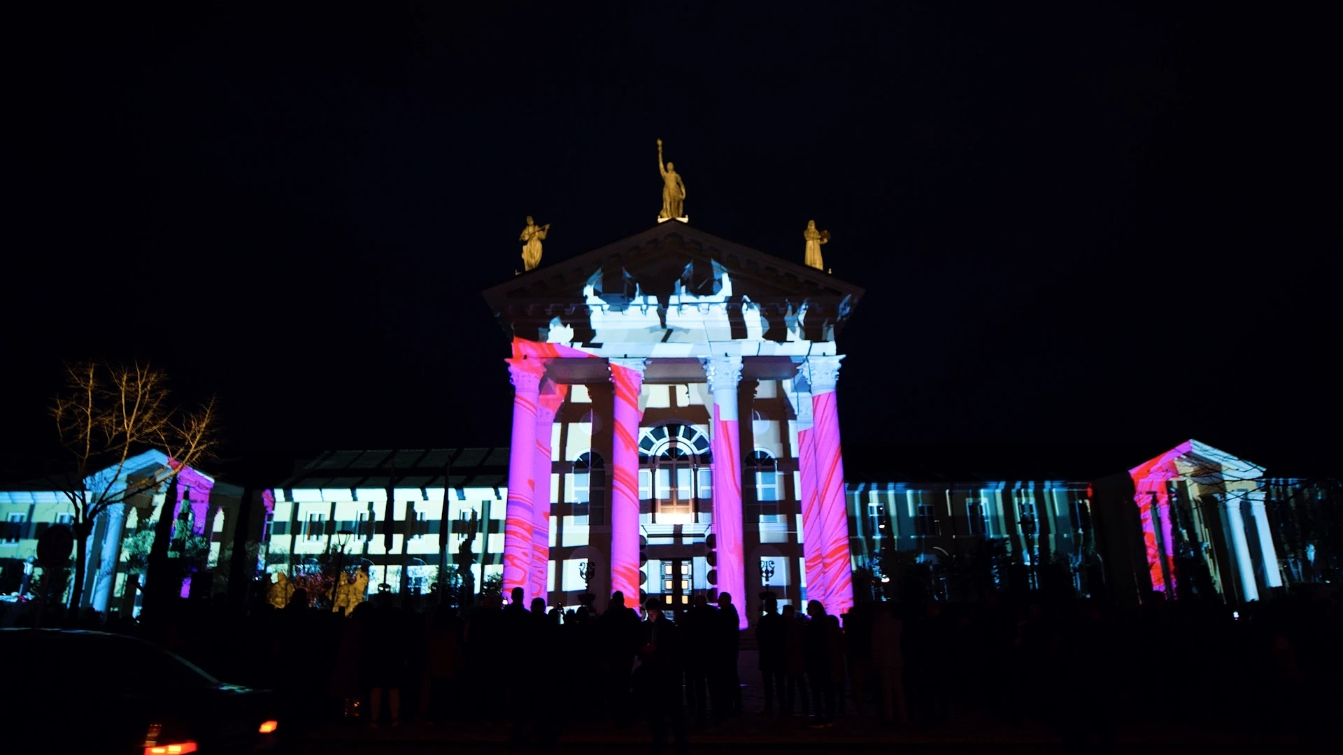 Kinostudio — inauguration — Pink and cyan façade transformation