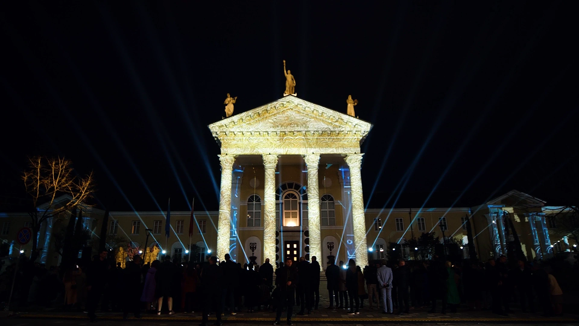 Kinostudio — inauguration — Gold and white architectural finale